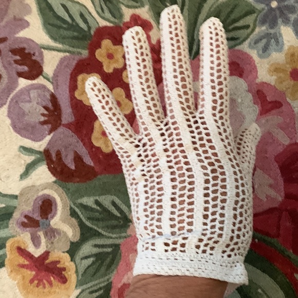 Lovely vintage hand crocheted cotton gloves with handmade button at wrist. - Picture 6 of 9